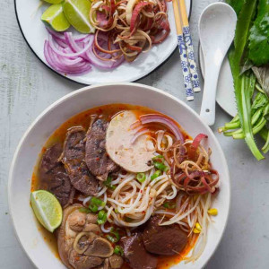 EM  CẦN TUYỂN CHỊ PHỤ QUÁN BÚN BÒ Ở QUẬN 5, BAO ĂN Ở LẠI. LƯƠNG CHỊ 9 TRIEU