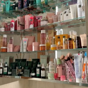 Shop Mỹ Phẩm Ở Quận 1 Cần Nữ Phụ Bán Hàng Và Đóng Đơn Online