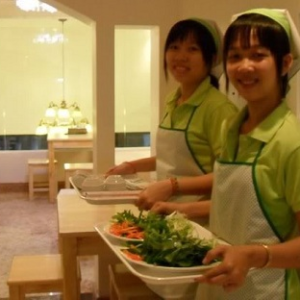 Công việc bưng bê dọn dẹp tạp vụ - bao ăn ở