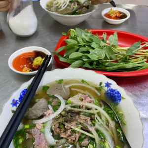 Cần tuyển 1 nam làm ca đên trực quán phở ở quận 1 ( bao ăn ở lại)