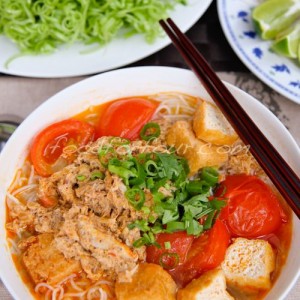 Nhà 3 lầu, cần cô ở lại lo việc nhà, cơm nước, giặt giũ