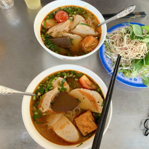 Tuyển cô phụ quán  bún riêu ở quận 3 -  Lương 9 triệu ( bao ăn ở )