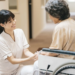 CẦN GẤP CHỊ CHĂM SÓC BÀ ĐI LẠI YẾU LƯƠNG 11TR BAO ĂN Ở TẠI QUẬN 8