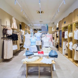 Cần gấp nữ bán shop quần áo nữ ở Bình Tân.  10 sáng - 9h tối bao ăn ở  Lương 8tr