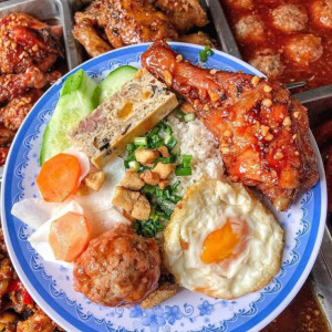 Cần tuyển nhân viên phụ bán cơm trưa ở Quận 2