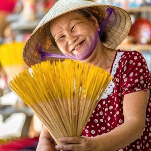 Hôm Nay Em  người Bà 77 tuổi , Àm ở Mạc Đĩnh Chi- Quận 1