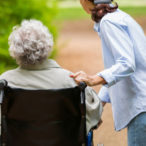 Việc làm chăm người già Lương 13 triệu ( bao ăn ở )