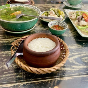 Phụ quán cơm niêu , ở quận 2 .