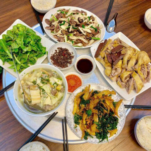 Cần  1 chị phụ quán ăn , lương 7tr5 ( bao ăn )