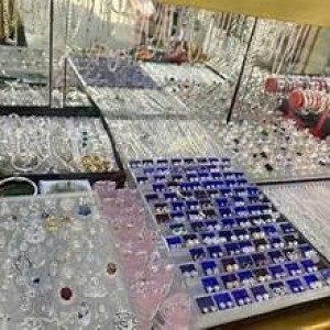 Tiệm bán bạc , trang sức ở Gò Vấp cần tuyển 1 bạn nữ trẻ bán hàng