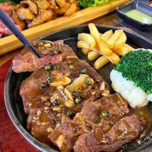 Quán bò né ở Tân Bình,    cần bạn phụ quán lương tháng đầu 8tr tháng sau 10tr5 bao ơ ko bao ăn.