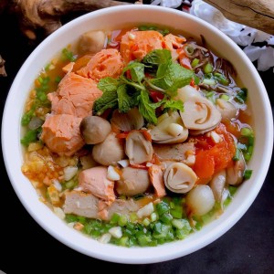 Gia đình ở Dĩ An, Bình Dương cần cô chăm bà 77 tuổi
