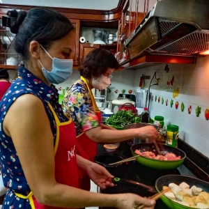 Cần Tuyển Nữ Phụ Bếp Bao Ăn Ở Quận Bình Tân