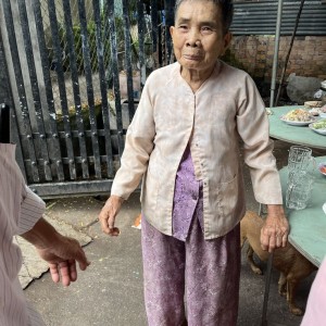Cần cô chăm bà sống một mình với con trai ở Quận 5