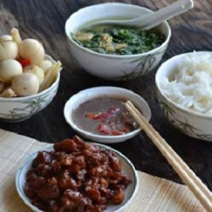 Nhà em ở quận 6 có nhà 4 lầu, đang cần tìm một cô giúp việc