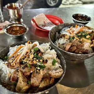 Cần tuyển phụ quán bún thịt nướng – Gò Vấp - lương 8tr