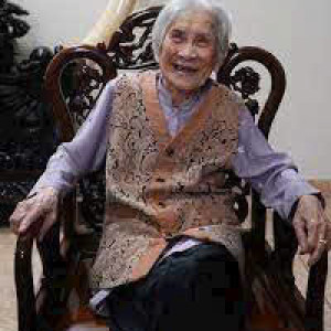 Nhà con cần cô giúp việc trông bà 80 tuổi ạ