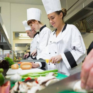 EM CẦN TUYỂN CHỊ PHỤ QUÁN ĂN