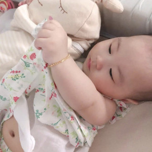 GIA ĐÌNH NHỎ CẦN CHỊ HIỀN LÀNH VỀ CHĂM SÓC BÉ 8 THÁNG TRÊN ĐƯỜNG NGUYỄN THỊ MINH KHAI- Q3 LƯƠNG 12TR