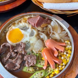 Quán bánh mì chảo buổi sáng tại đường Trần Hưng Đạo, Quận 5