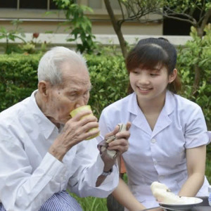 LƯƠNG 11TR GIA ĐÌNH CẦN TUYỂN CHỊ VỀ CHĂM SÓC ÔNG TẠI QUẬN 4 ( ĂN Ở LẠI)