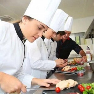 CẦN TUYỂN NỮ PHỤ BẾP BAO ĂN Ở Quận BÌNH TÂN - 13h - 22h30, 9 triệu