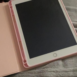 NHÀ EM ĐANG TÌM CÔ GIÚP VIỆC HIỀN LÀNH, CHỊU KHÓ