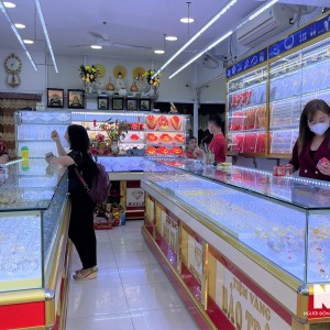 Tuyển 5 nữ nhân viên bán vàng ăn ở lại - làm việc ở Quận 8