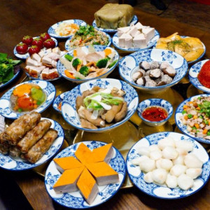 TÌM Người phụ quán cơm ( Nữ), ở quận 5 .( bao ăn ở lại ), lương 10 triệu