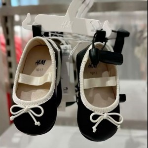 Tuyển gấp cô chăm bé dễ ăn ngủ ở quận Bình Chánh – Lương 12 triệu ( bao ăn ở )