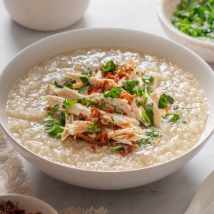 Ông cụ 82 tuổi ở quận 8 nằm một chỗ, Lương 11 triệu bao ăn ở.