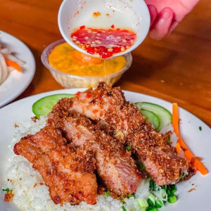 Tuyển Gấp Chị Phụ Quán Cơm Quận 6 - Lương 10 Triệu ( bao ăn ở )