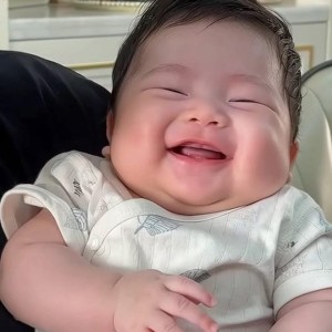 👶 Bé 10 tháng đang tập đứng, ở Hà Huy Tập- Quận 7