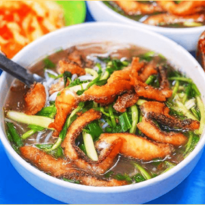 Cần nam phục vụ quán bún cá ở Vinhome quận 9