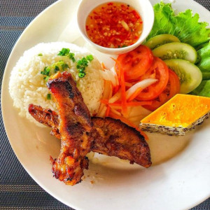 Quán cơm q1 cần 1 nam, 16-22 tuổi .( bao ăn ở )