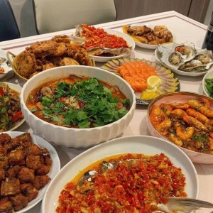 Nhà em đang cần cô chuyên nấu ăn Khu dân cư Tân Long - Bình Dương Lương 10tr bao ăn ở