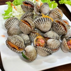 Bé gái 11 tháng tuổi khá lanh lợi, cần cô dành thời gian chơi và tương tác cùng bé nhiều hơn
