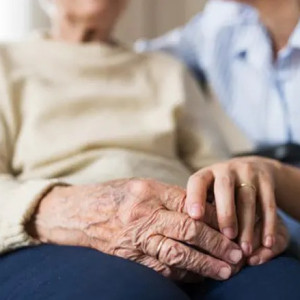 Cần gấp chị về ở với bà , nấu ăn cho bà .Nhà ở quận 10