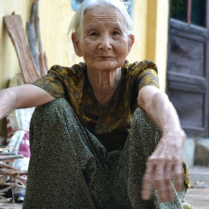 Nhà Ở Nguyễn Gia Trí- Bình Thạnh Cần Tìm Chị Về Chăm Bà  Đi Lại Yếu Lương 10tr Bao Ăn Ở