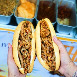 Cần 1 bạn Phụ quán bánh mì chả cá ở quận 1 ( bao ăn ở )