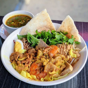 Cần chị phụ quán,Quán Mì quảng, quận Bình Thạnh.