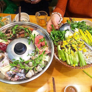 QUÁN LẨU Ở QUẬN 1  Cần gấp nam 25 tuổi đổ lại , nữ đủ 16 – 54 tuổi ( bao ăn ở lại )