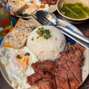 Cần 1 nữ phục vụ quán cơm ở Quận 1