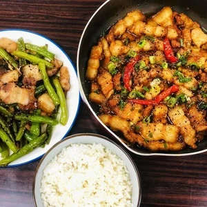 Quán bún riêu ở quận 2, cần cô phụ quán (15 bàn)