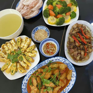 Tuyển gấp cô chăm bé ngoan ở Bình Chánh - Lương 13  triệu ( bao ăn ở )