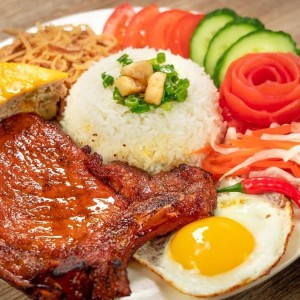 TUYỂN PHỤ QUÁN CƠM – Ở QUẬN 5 ,Lương 8 triệu bao ăn ở