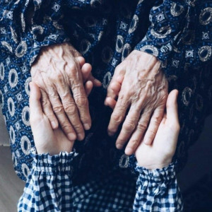 EM Ở BÌNH THẠNH, CẦN CHỊ CHĂM BÀ 87 TUỔI  LƯƠNG 9 TRIỆU ( BAO ĂN Ở)