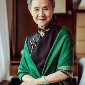 BÀ NGOẠI EM NĂM NAY 83 TUỔI NÊN ĐI ĐỨNG YẾU CẦN CHỊ VỀ DÌU BÀ ĐI