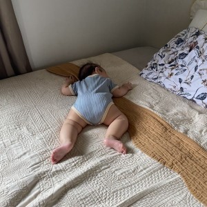 Cần chị chăm bé nhỏ 7 tháng, ở chung cư quận 6., lương 12 triệu.