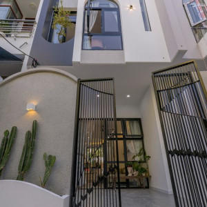 Cần Gấp Cần Gấp chị giúp việc nhà 1985 đổ lại